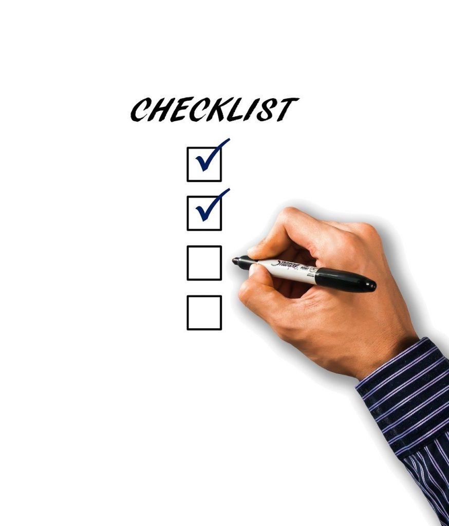 personne qui coche les cases d'une checklist